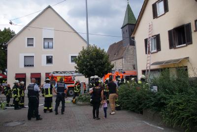 Stuttgart Hedelfingen: Grossalarm fuer Feuerwehr aufgrund Zimmerbrand